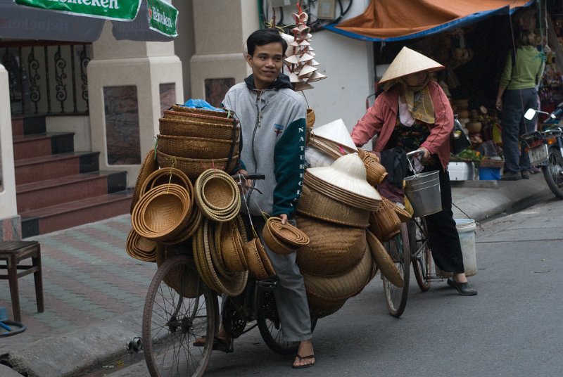 CHI_2078.jpg - hanoi - fliegender korbhändler