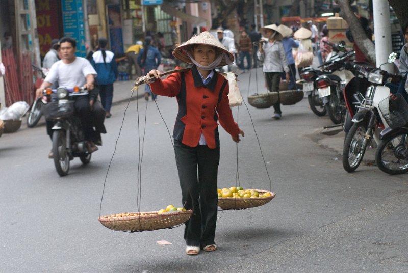 CHI_2099.jpg - hanoi - zitronenhändlerin, hunderte von frauen versuchen mit ein paar produkten zu überleben