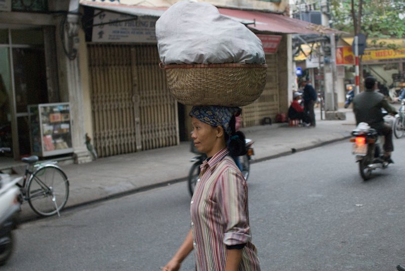 CHI_2134.jpg - hanoi - wäsche wird ausgetragen