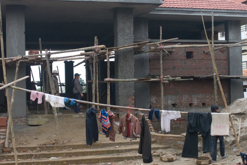 CHI_2318.jpg - sapa - sobald es einen geschützten platz gibt wohnen die bauarbeiter im neubau