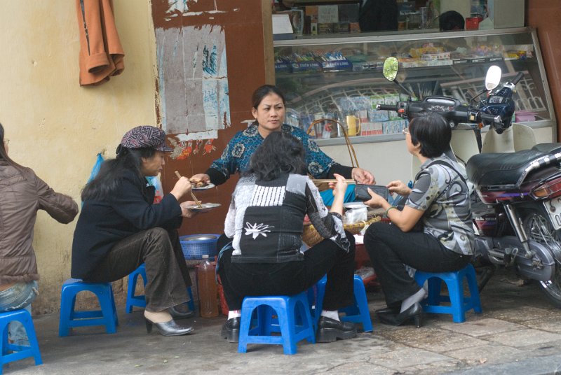 CHI_2336.jpg - hanoi - strassenrestaurant, erstaunlich wie wenig platz man zum essen braucht