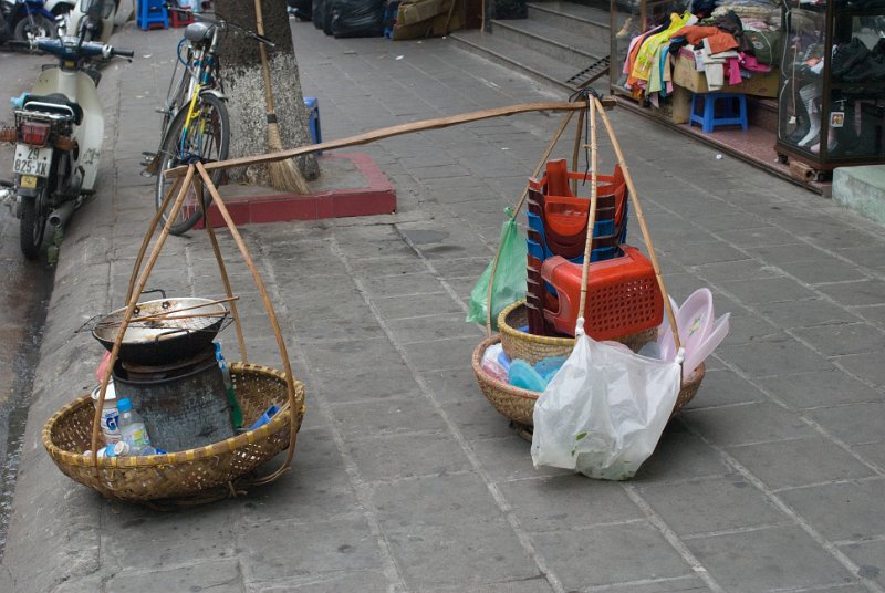 CHI_2340.jpg - hanoi - alles was es zum fliegenden restaurant braucht, links kohlenherd mit topf und zutaten, rechts stühle und geschirr