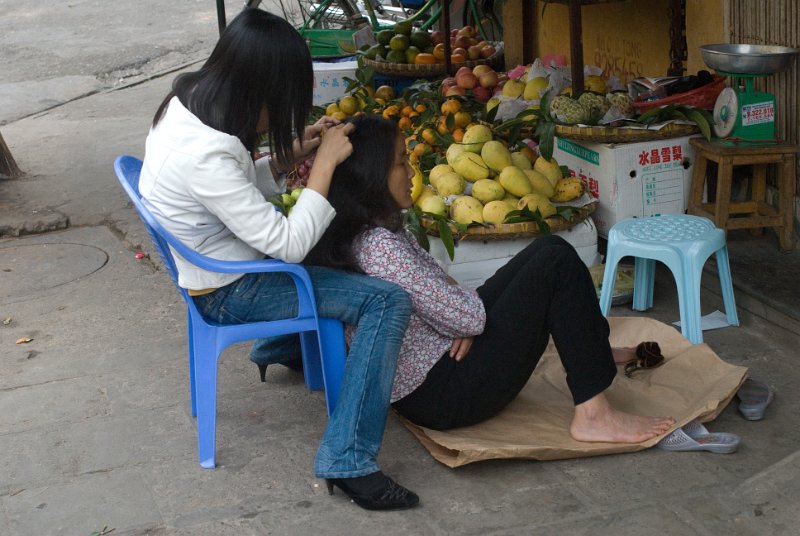 CHI_2344.jpg - hanoi - es gibt immer ein bisschen zeit zum lausen