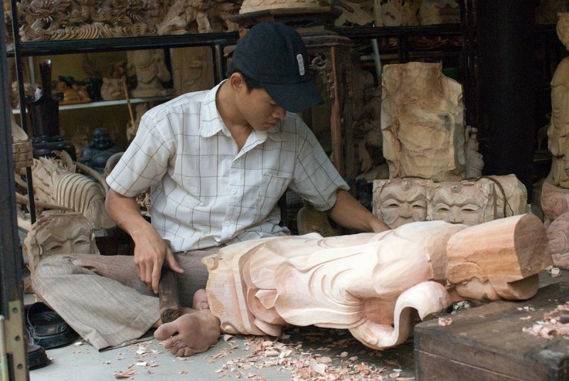 CHI_2794.jpg - hoi an - holzschnitzer, es werden hier religiöse skulpturen angefertigt