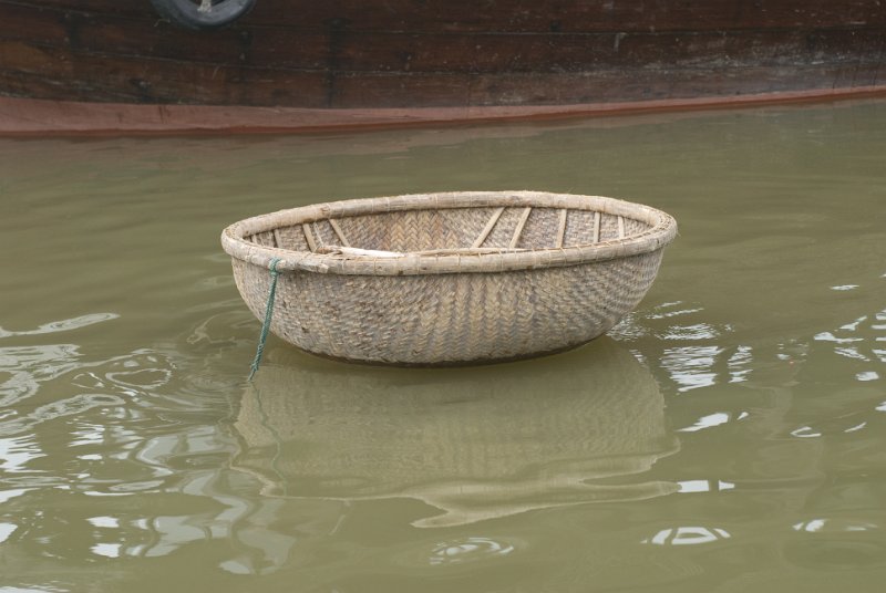 CHI_2811.jpg - hoi an - nussschale als dinghy