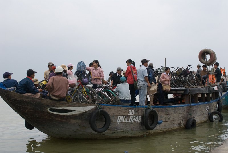 CHI_2851.jpg - hoi an - alles wird auf die fähre verladen
