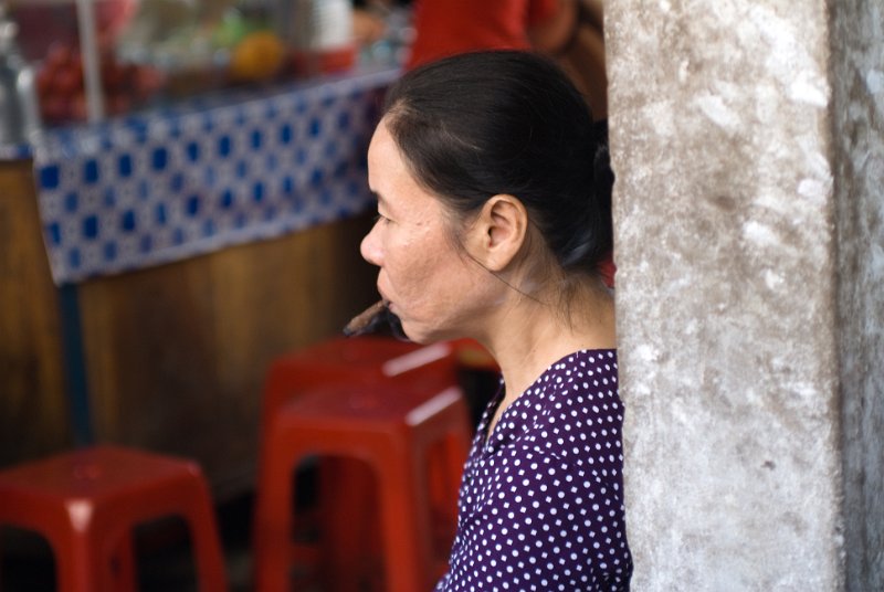 CHI_2869.jpg - hoi an - zigarre rauchende frau