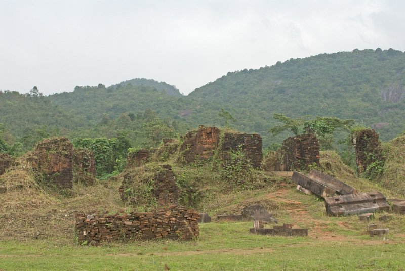 CHI_2903-Bearbeitet.jpg - my son - hier stand einmal der grösste tempel der champa. nachdem der vietcong darin vermutet wurde und bomben nicht nützten, haben sappeure der us army das alte gebäude gesprengt. neben bomben trichtern gibt noch ein paar ziegel