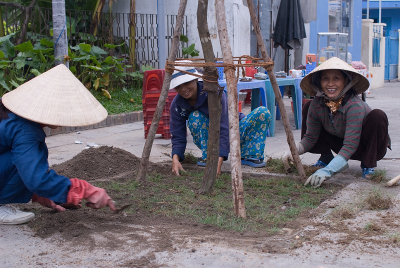 CHI_2921.jpg - nha trang - gärtnerinnen der stadt