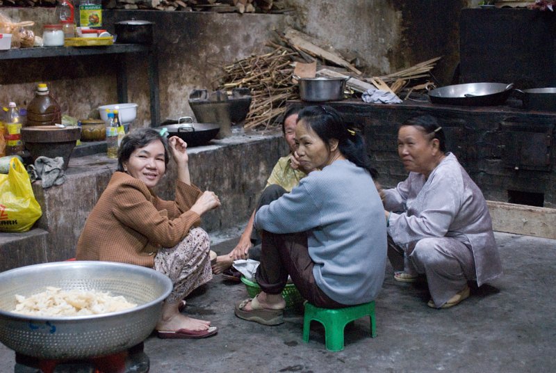 CHI_2954.jpg - nha trang - long son pagoda, diese frauen kochen für alte leute