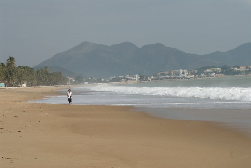 CHI_3127.jpg - nha trang - langer strand mit wenig leuten