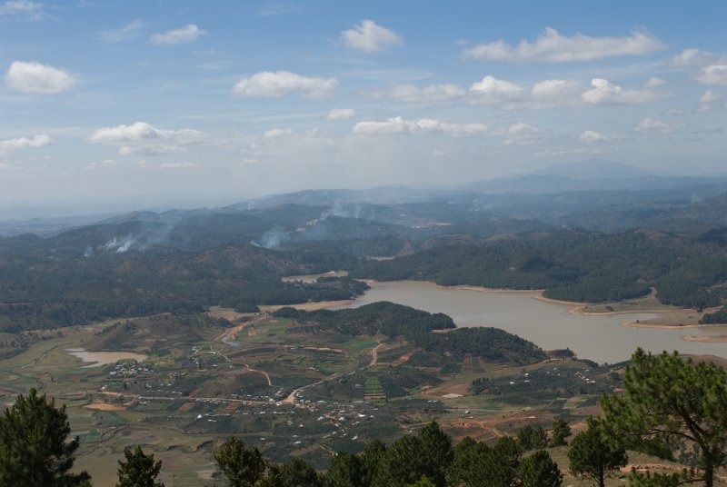 CHI_3196.jpg - dalat - aussicht vom lang bian, es wird immer noch wald gerodet und abgebrannt