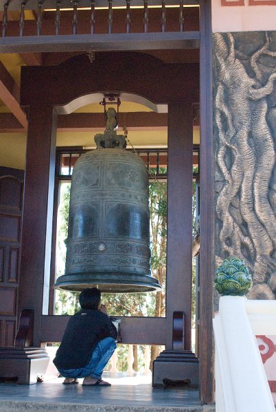 CHI_3206.jpg - dalat - zentrum der meditation, gebete und wünsche klebt man innen an die glocke und ...