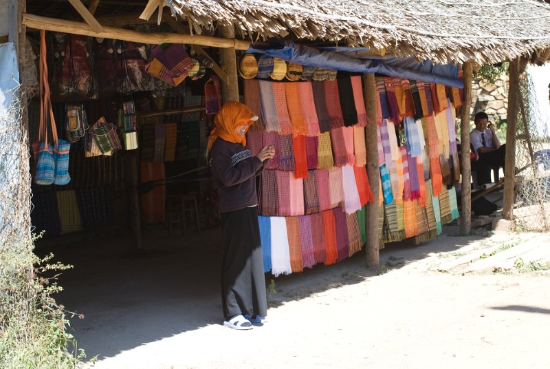 CHI_3269.jpg - dalat - chicken village, textilien für turisten, vorn eine der weberinnen