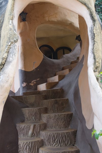 CHI_3282.jpg - dalat - treppe im verrückten haus