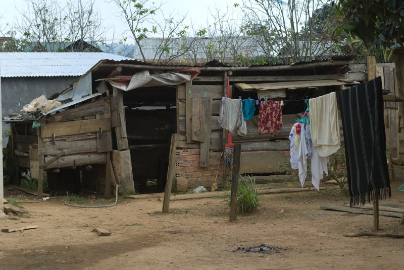 CHI_3304.jpg - dalat - lat village, die bergstämme im süden sind sehr arm, die regierung behandelt sie immer noch schlecht da sie gegen den norden gekämpft hatten