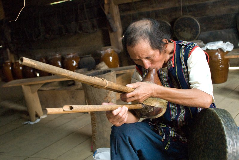 CHI_3313.jpg - dalat - lat village, der dorfvorsteher macht musik und lebt vom trinkgeld