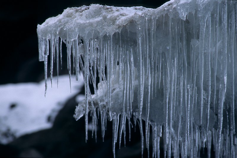 324-07.tif - icicles