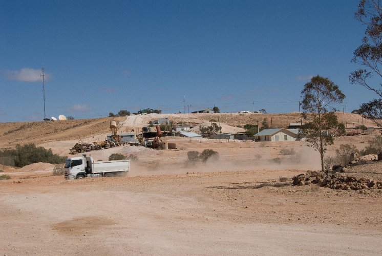 _AU10006.jpg - coober pedy, opal mines all over, one has to be careful as none of the old mines are covered or filled
