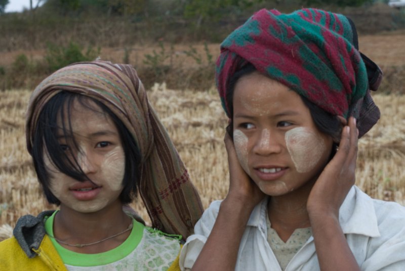 _DSC5231.jpg - all of them, like others, have cosmetic with thanakha ...