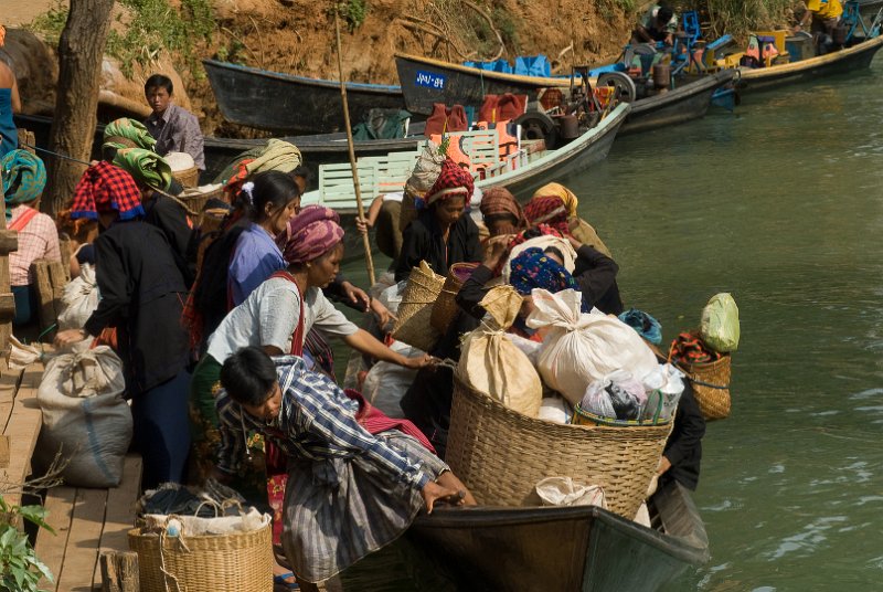 _DSC5511.jpg - comming back from the inle lake market