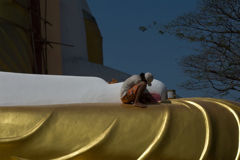_CHI5037.jpg - bago, kyaik pun paya, the man is refurbishing a leg of one of the buddhas