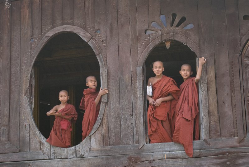 _DSC5292.jpg - novices in a monestary close to boutalake lake
