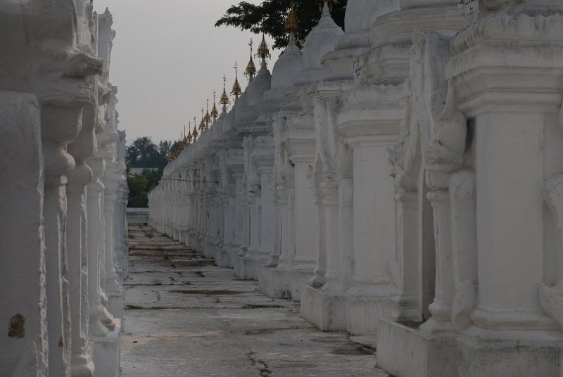 _DSC5693.jpg - mandalay, kuthodaw paya, dubbed "the world biggest book", each of the 729 stupas contains a slab with part of the 15 books of the tripika written on it