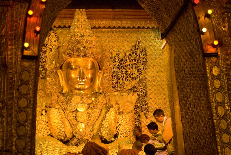 _DSC5728.jpg - mandalay, mahamuni paya, the buddha is covered with a 15cm (6 inch) thick layer of gold