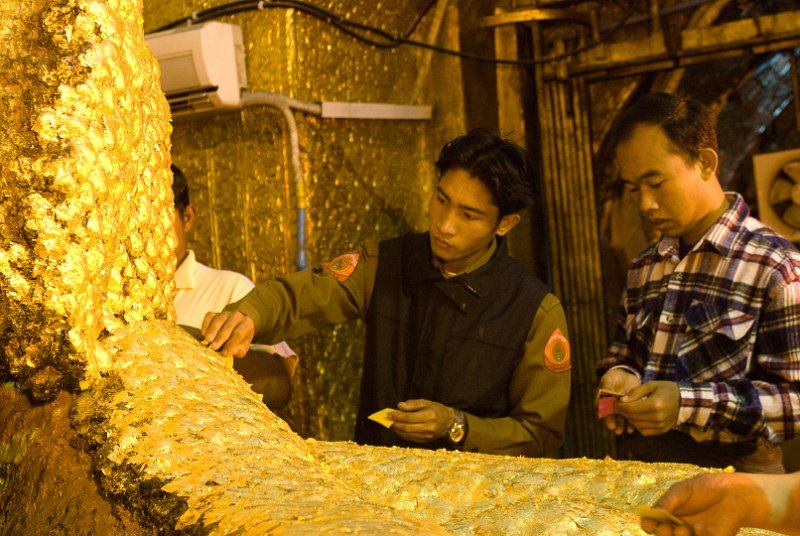 _DSC5734.jpg - mahamuni paya, believers add more gold leaves to the already thick cover, only men are allowed to walk up to the buddha