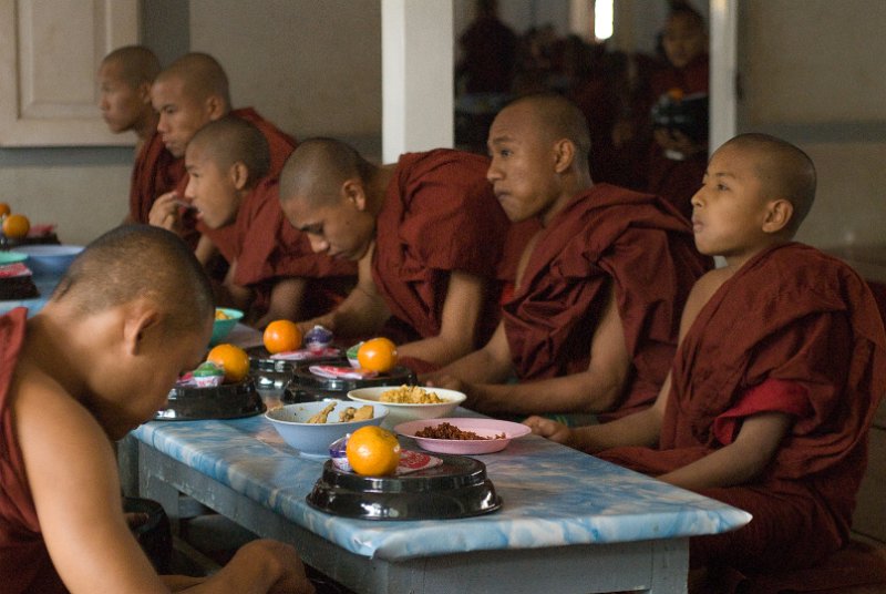 _DSC5920.jpg - amarapura, maha ganayong kyaung, a monastery home for several thousend young monks