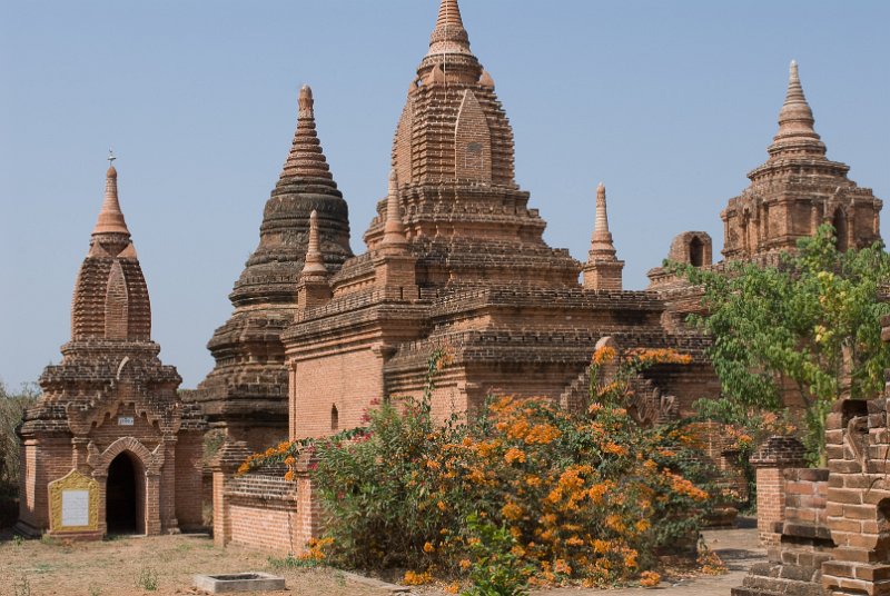 _DSC6106.jpg - some more of the over 3000 temples and stupas