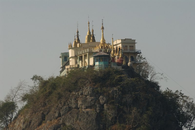 _DSC6320.jpg - mount popa, temples on the top, a long way up