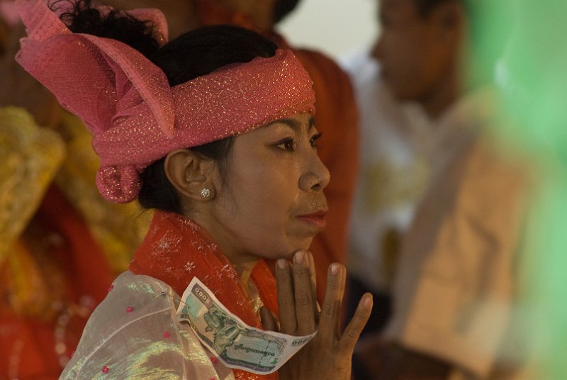_DSC6470.jpg - she is dancing for the nan, the lokal spirit