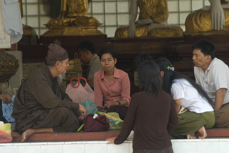 _DSC6541.jpg - rangoon, shwedagon paya, listening to a teacher