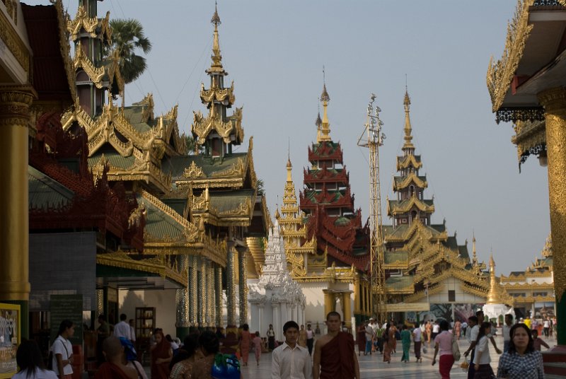 _DSC6565.jpg - shwedagon paya, this place was closed during the last bloody supression of people by the military dictatorship