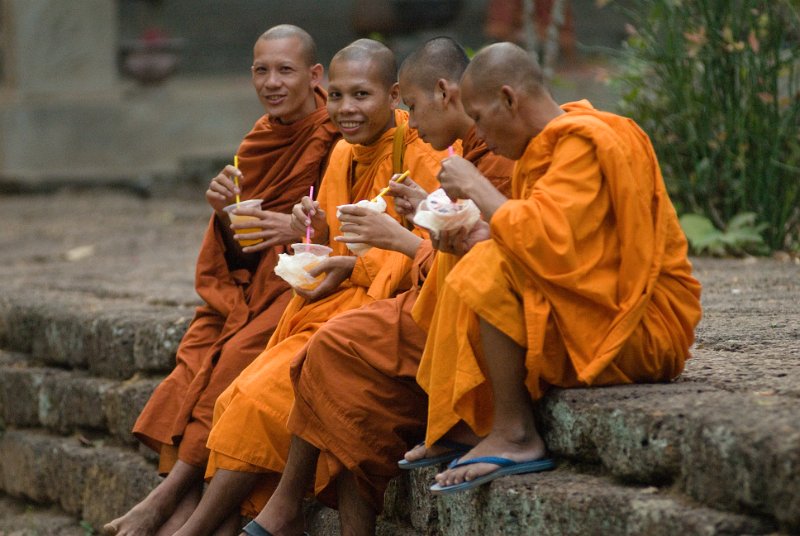_CHI4532.jpg - monks, resting for lunch