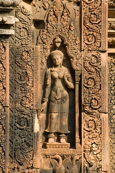 _CHI4884.jpg - one of the many pretty woman around the buildings