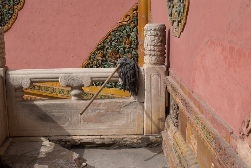 CHI_0503.jpg - even in the imperial palace, some cleaning and repairing has to be done