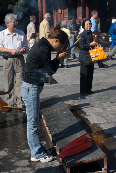 CHI_0608.jpg - many chinese are strong believers in buddhism