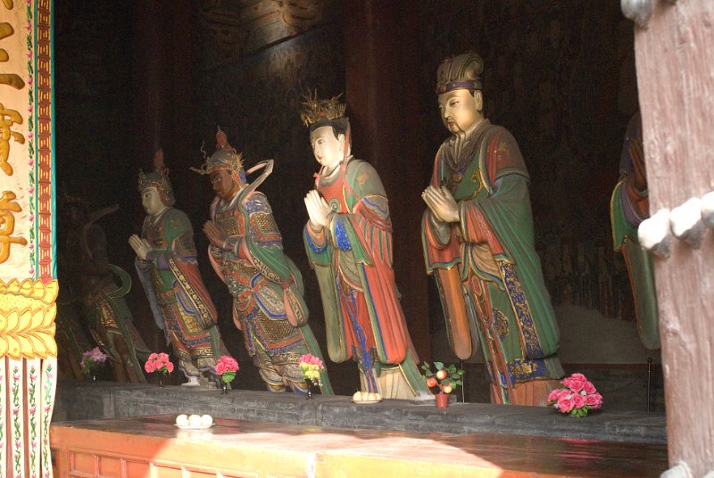 CHI_0686.jpg - the statues are waiting