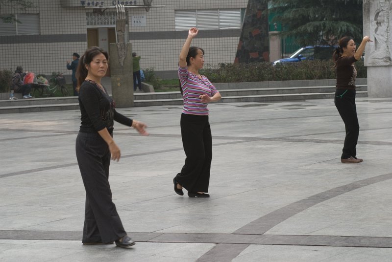 CHI_1540.jpg - dancing in the morning