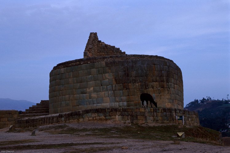 226-08.jpg - a round tower, rather unusual