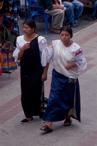 206-16.jpg - makes the otavalo market ...