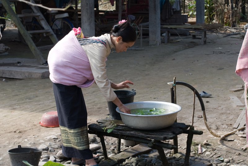 CHI_3957.jpg - muang sing - washing vegetables