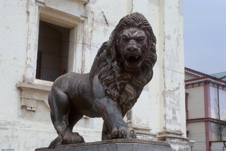 176d-08.jpg - león, an old colonial city