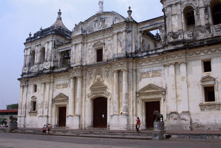 176d-10.jpg - the cathedral, the largest one of central america