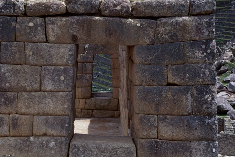 242a-11.jpg - ollantaytambo, windows