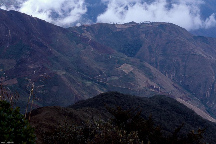 229-18.jpg - the road from leymebamba to cajamarca is narrow and steep