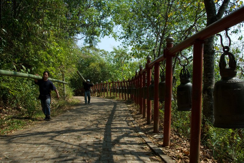 _DSC7210.jpg - close to the burmese border - the bell road leads to a hidden temple